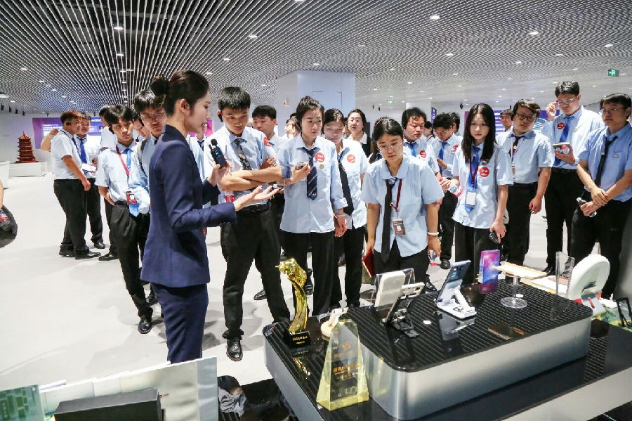 八维职业学校以技能赋能未来扛起职教现代化使命开启技术人生黄金通道
