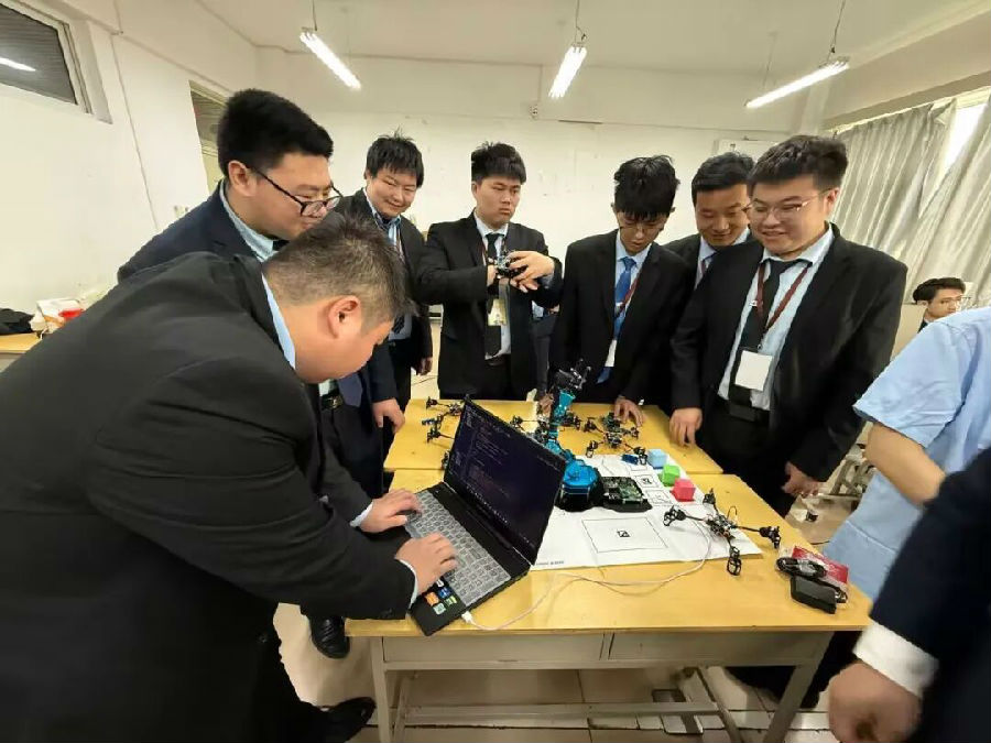 八维职业学校引领未来职业新风向铸就青少年航空成才路