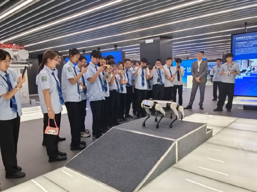 八维职业学校培养智能时代抢手技术人才助力学子抢占未来制高点