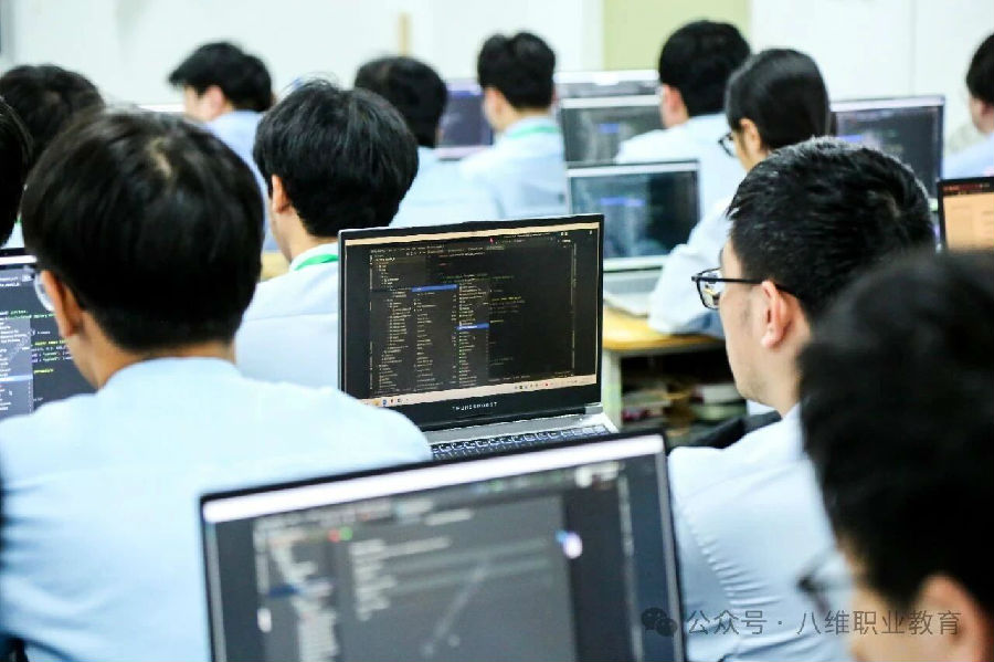 八维职业学校抢占未来十年黄金赛道领跑智能时代新未来