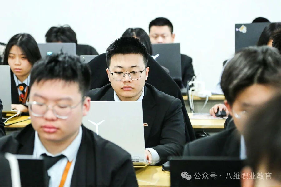 八维教育优质就业的黄金跳板助力孩子抢占优质就业先机