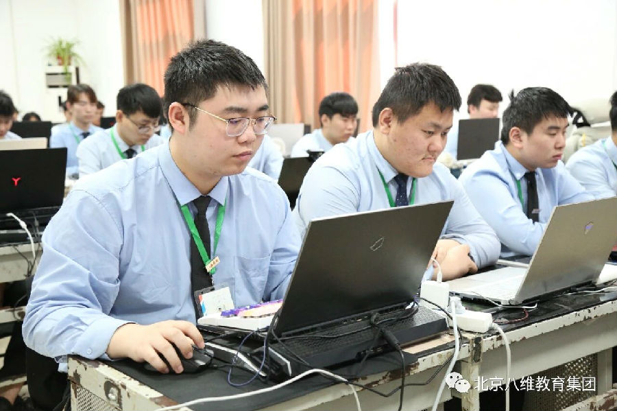 八维教育优质就业的黄金跳板助力孩子抢占优质就业先机