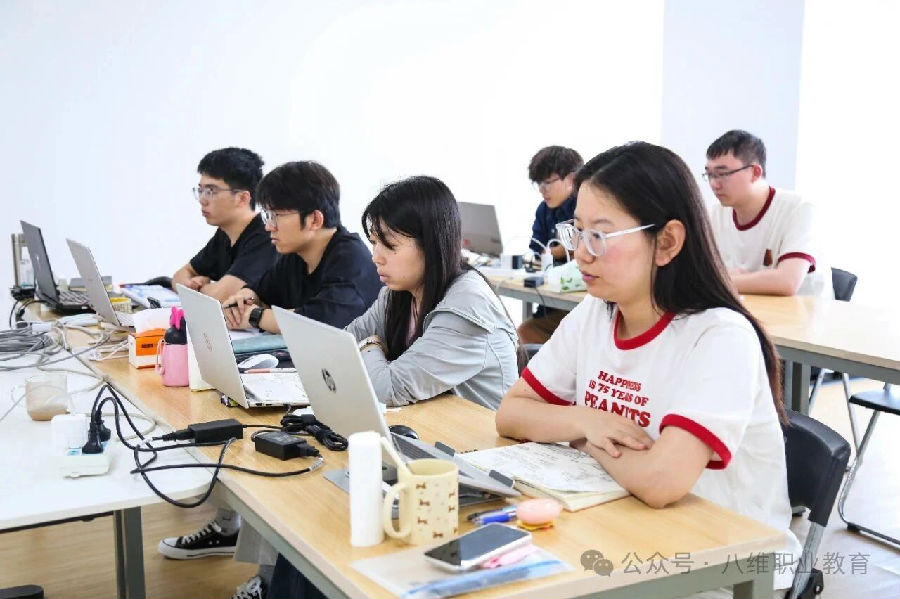 八维职业学校的优质就业逆袭逻辑