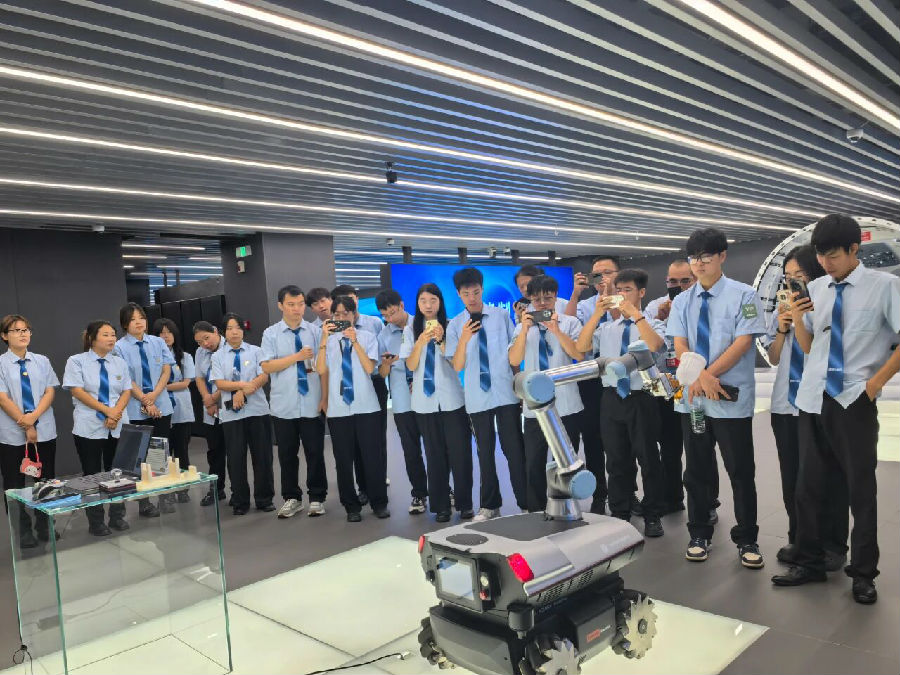八维职业学校紧贴行业职场就业变化助力大学生抢占就业风口
