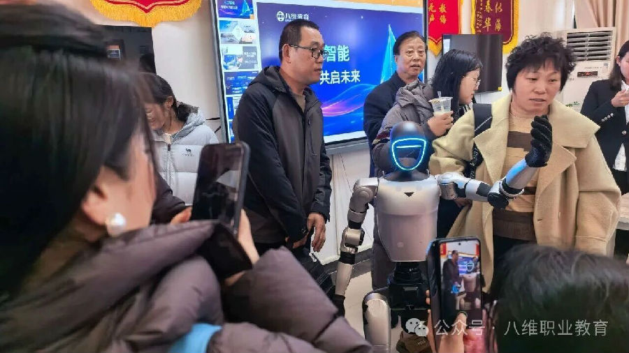 八维职业学校AI教育的独特路径驱动孩子未来职场成功